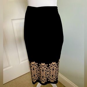 Pencil skirt, knit with zip. Pretty details. By White Mark.